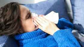 Una chica con síntomas de un resfriado en una imagen de archivo / PEXELS