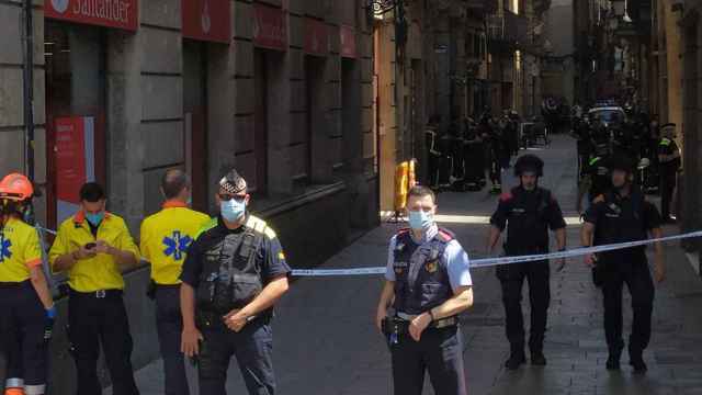 La policía ha acordonado la zona donde se ha producido la explosión de Las Ramblas de Barcelona / PABLO MIRANZO