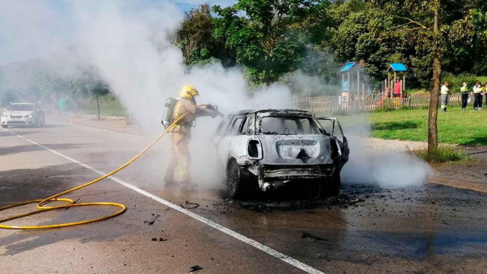 Los bomberos apagan las llamas del coche incendiado tras la persecución en Celrà / BOMBERS