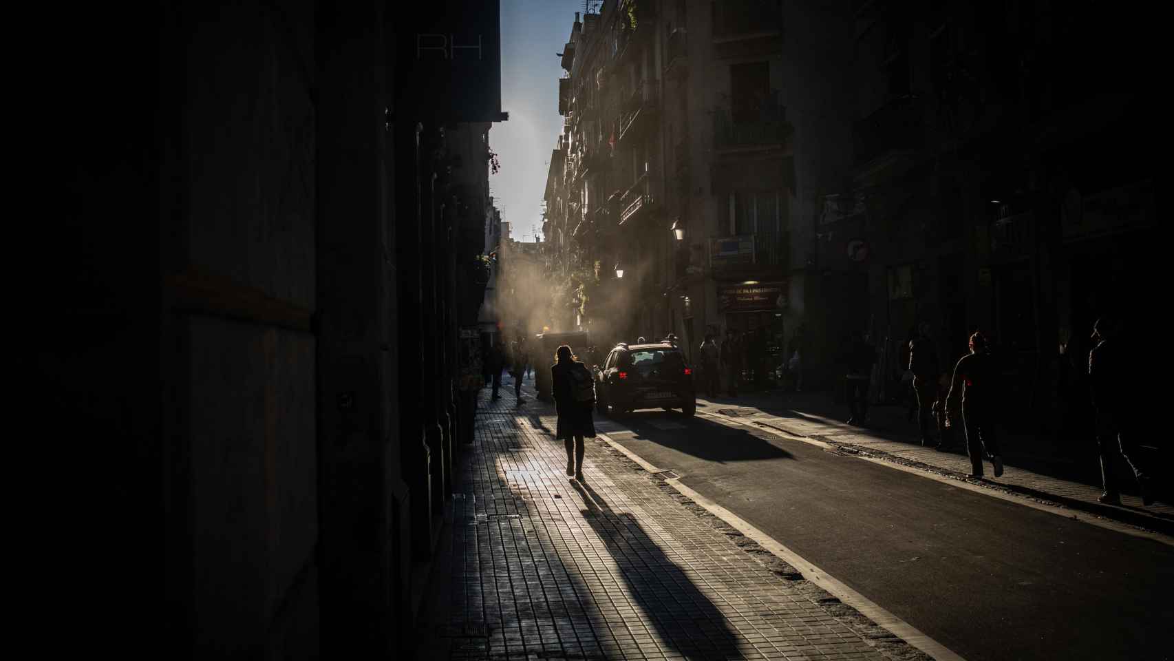 Una persona camina por la calle en Barcelona / EP