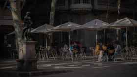 Varias personas consumiendo en la terraza de un bar en Barcelona / EUROPA PRESS