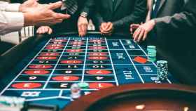Ruleta y apostadores en un casino físico / PEXELS