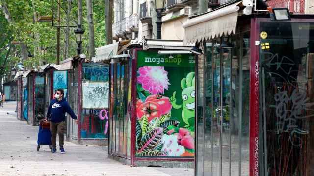 Un ciudadano frente a los estands de la Fiesta del Libro de Barcelona / EFE