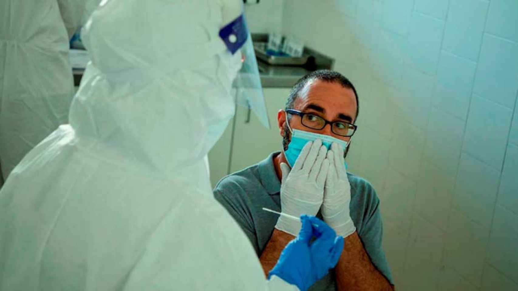 Profesionales sanitarios realizando test PCR de coronavirus en los Centros de Atención Primaria de España / EFE