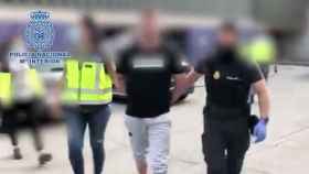 Agentes con el fugitivo detenido en Barcelona, que se enfrenta a cadena perpetua por asesinato en Reino Unido / POLICÍA NACIONAL