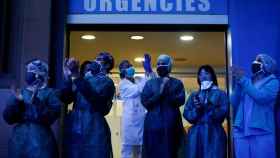 Un grupo de médicos sale aplaudir a las puertas del Hospital Dos de Mayo de Barcelona / EFE