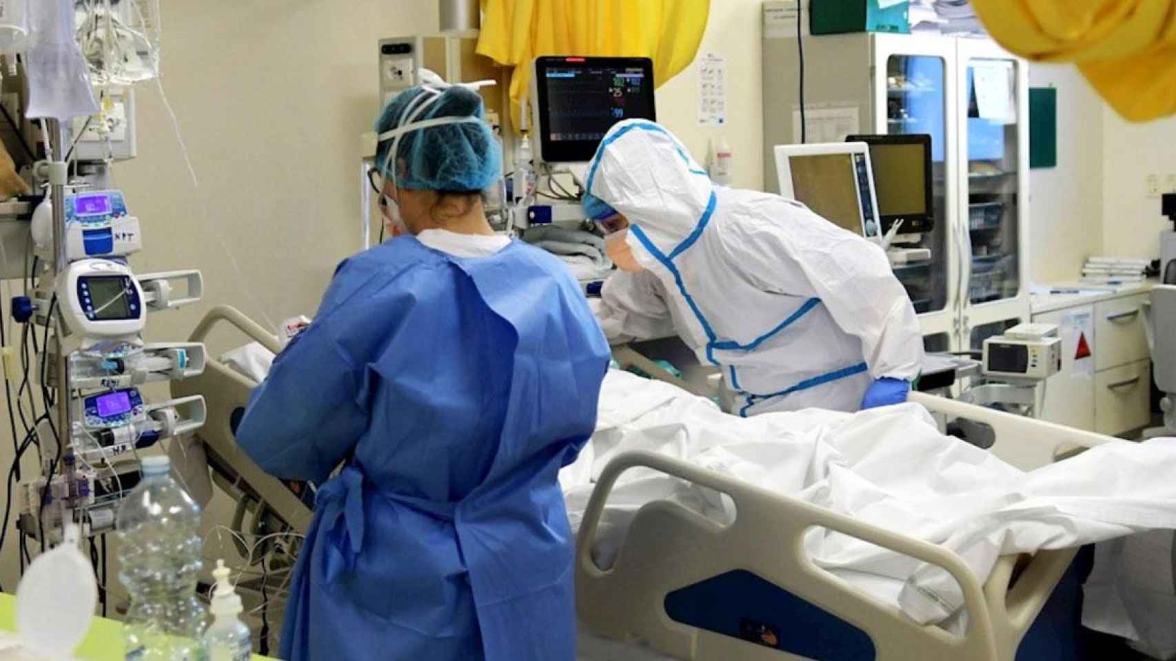 Sanitarios en un hospital atienden a un paciente con coronavirus / EFE