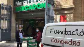 Imagen de una donación a un comedor social / Fundació Canpedró