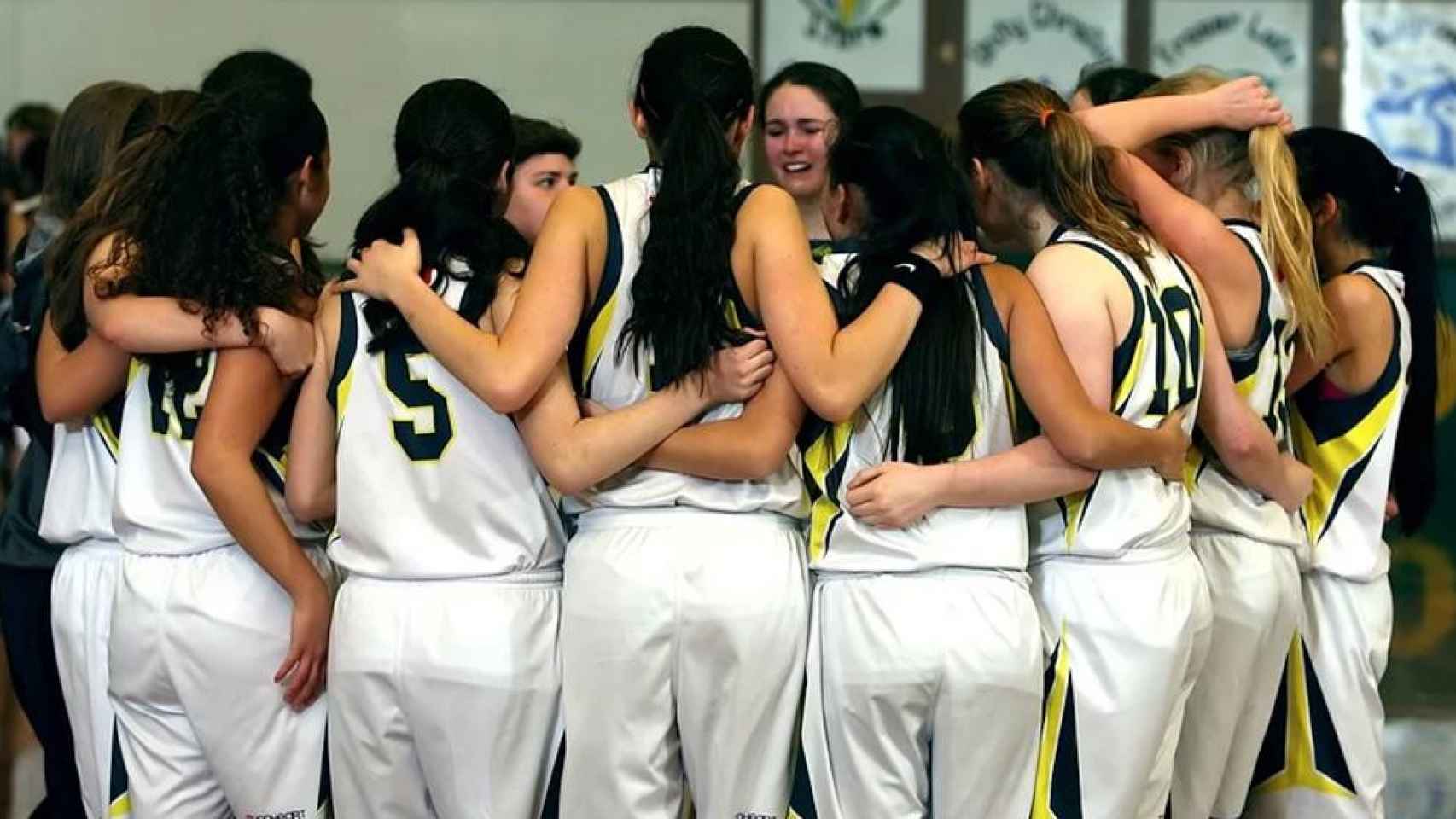 Un equipo de baloncesto de chicas adolescentes