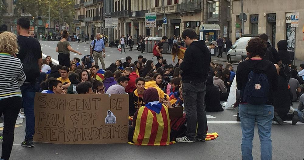 Estudiantes cortan la calle Pelai, en el centro de Barcelona. Sectarismo / CG