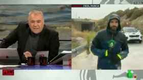 Antonio García Ferreras, y el reportero que cubría la gota fría en el programa 'Al Rojo Vivo' de La Sexta