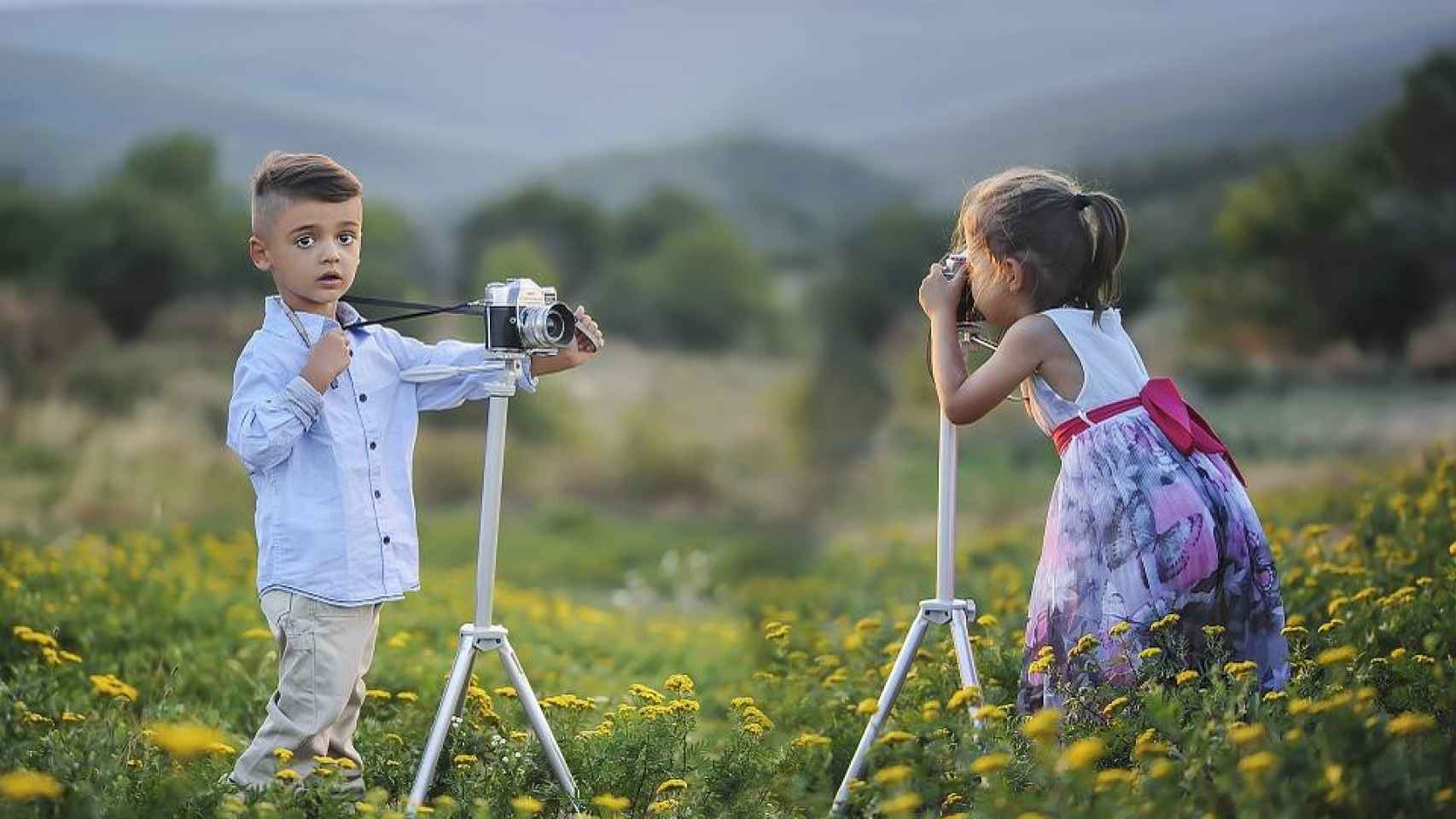 Dos niños posan para una foto, como las que se cuelgan en Instagram / PIXABAY