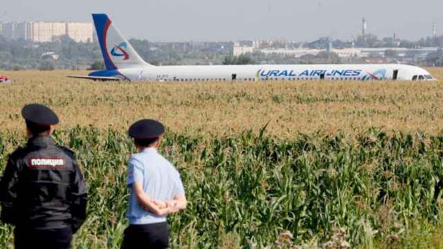 Agentes rusos observan el avión que ha protagonizado un milagroso aterrizaje de emergencia cerca de Moscú / EFE