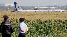 Agentes rusos observan el avión que ha protagonizado un milagroso aterrizaje de emergencia cerca de Moscú / EFE