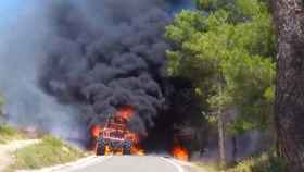 Incendio de un tractos en Cataluña / BOMBERS