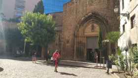 Mezcla de turistas y 'sintecho' en la puerta del Hospital de Campaña Santa Anna / CG