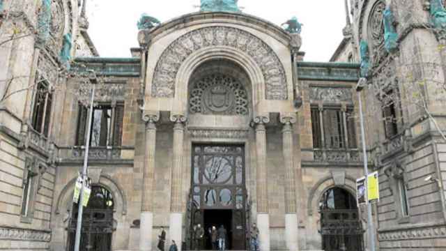 Entrada de la Audiencia Provincial de Barcelona, donde se ha juzgado el hombre que quemó a una menor con agua hirviendo / GOOGLE