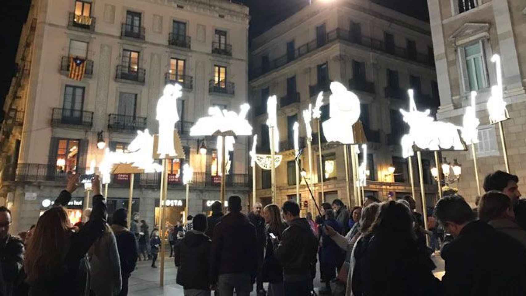 El belén de Jordi Darder en la plaza Sant Jaume de Barcelona / TWITTER