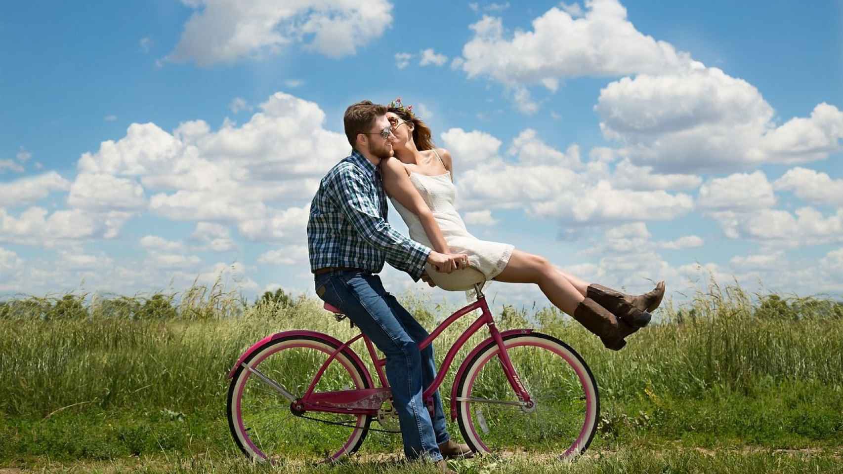 Una pareja enamorada en una bicicleta / CG
