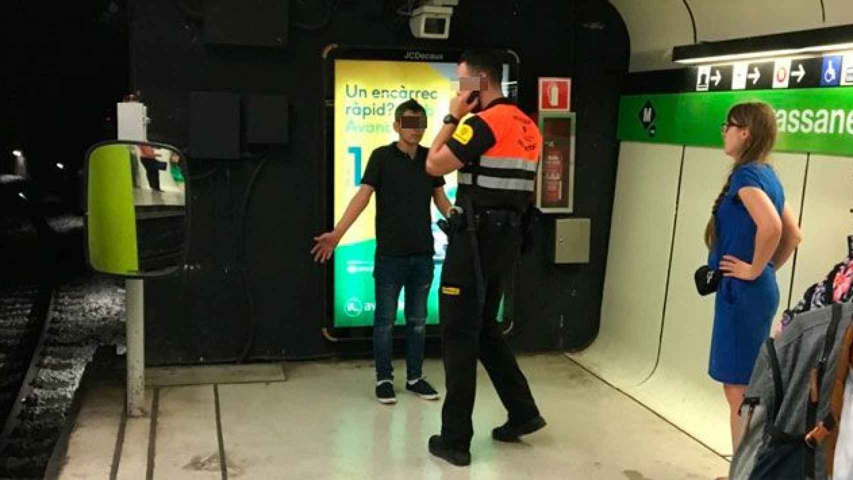 Un vigilante intercepta a un presunto carterista en el Metro de Barcelona, donde tres agentes fueron apaleados el domingo / METRÓPOLI ABIERTA