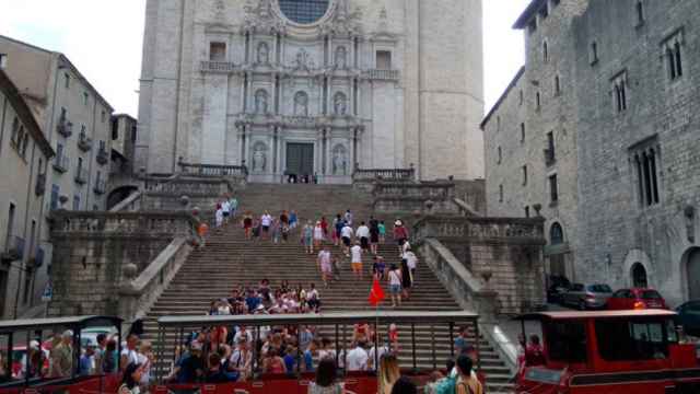 Las escaleras de la catedral de Girona llena de turistas este verano / CG