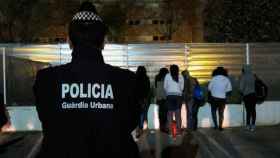 Un guardia urbano participa en una operación policial sobre prostitución en Barcelona / EP