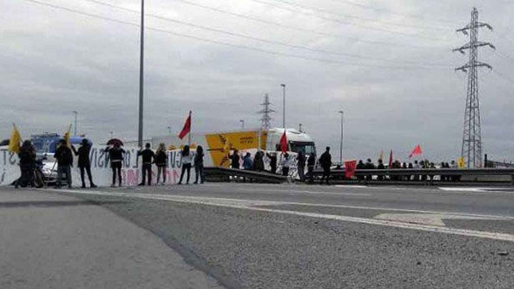 Estudiantes de la UAB cortan la autopista AP-7 en protesta por las tasas universitarias / TWITTER