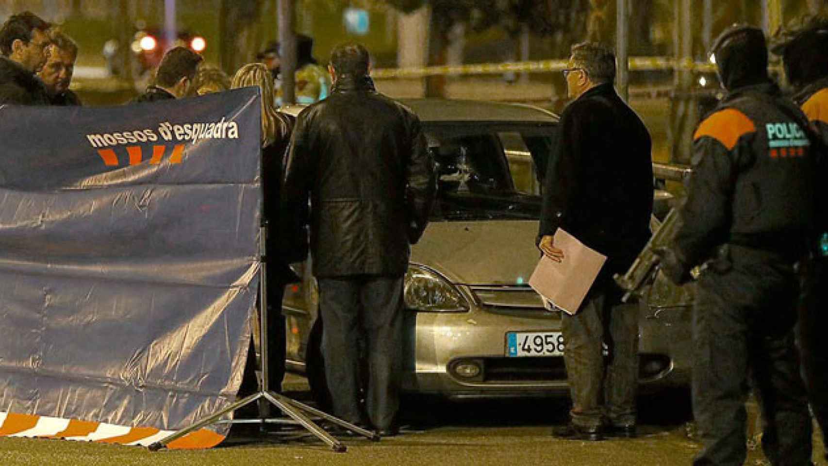 Agentes de los Mossos, en la avenida Meridiana de Barcelona donde apareció la víctima mortal del tiroteo / EFE
