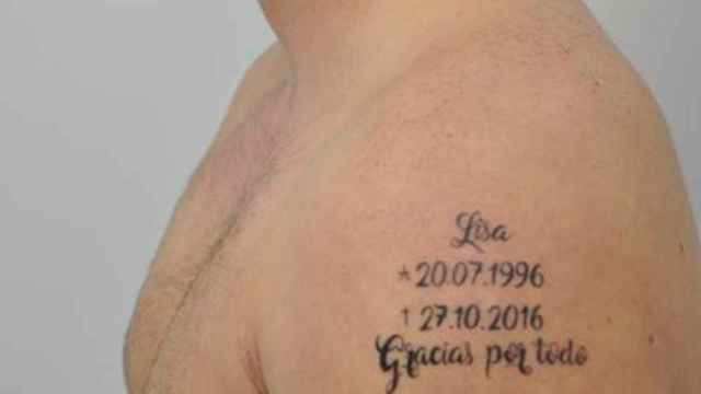 El tatuaje del sospechoso con el nombre de la víctima, la fecha de nacimiento y el posible día de la muerte / POLICÍA NACIONAL