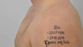 El tatuaje del sospechoso con el nombre de la víctima, la fecha de nacimiento y el posible día de la muerte / POLICÍA NACIONAL