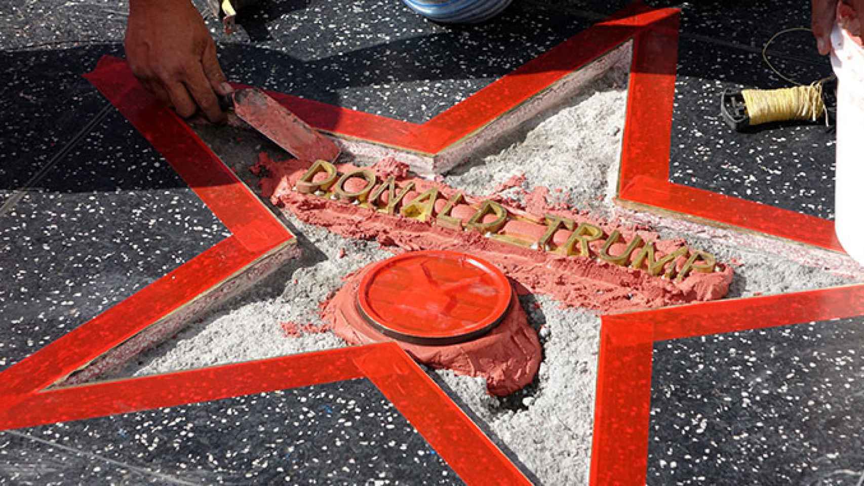 Un operario repara la estrella de Donald Trump del Paseo de la Fama de Hollywood / EFE