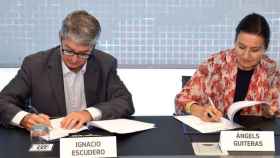 Ignacio Escudero (i), director general de Aguas de Barcelona, y Àngels Guiteras (d), representante de ABD en la firma del acuerdo de colaboración.