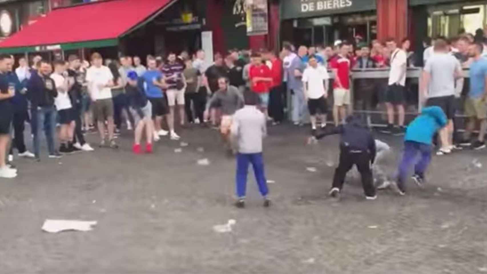Los 'hooligans' ingleses lanzan monedas a niños en Lille.