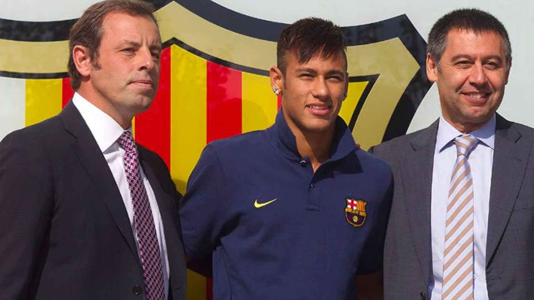 Sandro Rosell, Neymar y Josep Maria Bartomeu durante la presentación del jugador