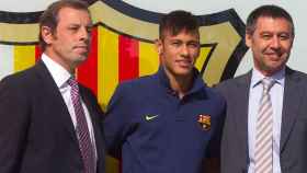 Sandro Rosell, Neymar y Josep Maria Bartomeu durante la presentación del jugador