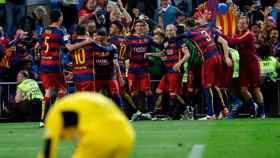 Los jugadores del Barça celebran el gol de Neymar, segundo del equipo, durante la final de la Copa del Rey dispiutada ante el Sevilla en el Vicente Calderón (Madrid).