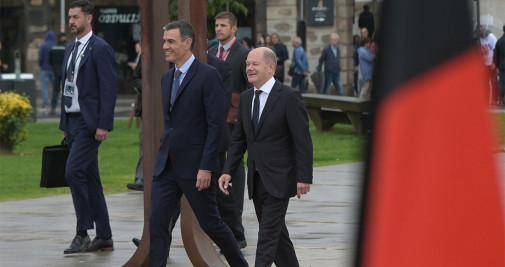 El presidente del Gobierno, Pedro Sánchez (i), y el canciller alemán, Olaf Scholz, a su llegada a la 25ª cumbre hispano-alemana, en el Palacio de Exposiciones y Congresos Palexco, en A Coruña, Galicia - M. Dylan / Europa Press