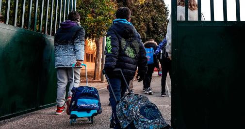 Dos niños entran en el colegio público CEIP Antonio Machado / EUROPA PRESS