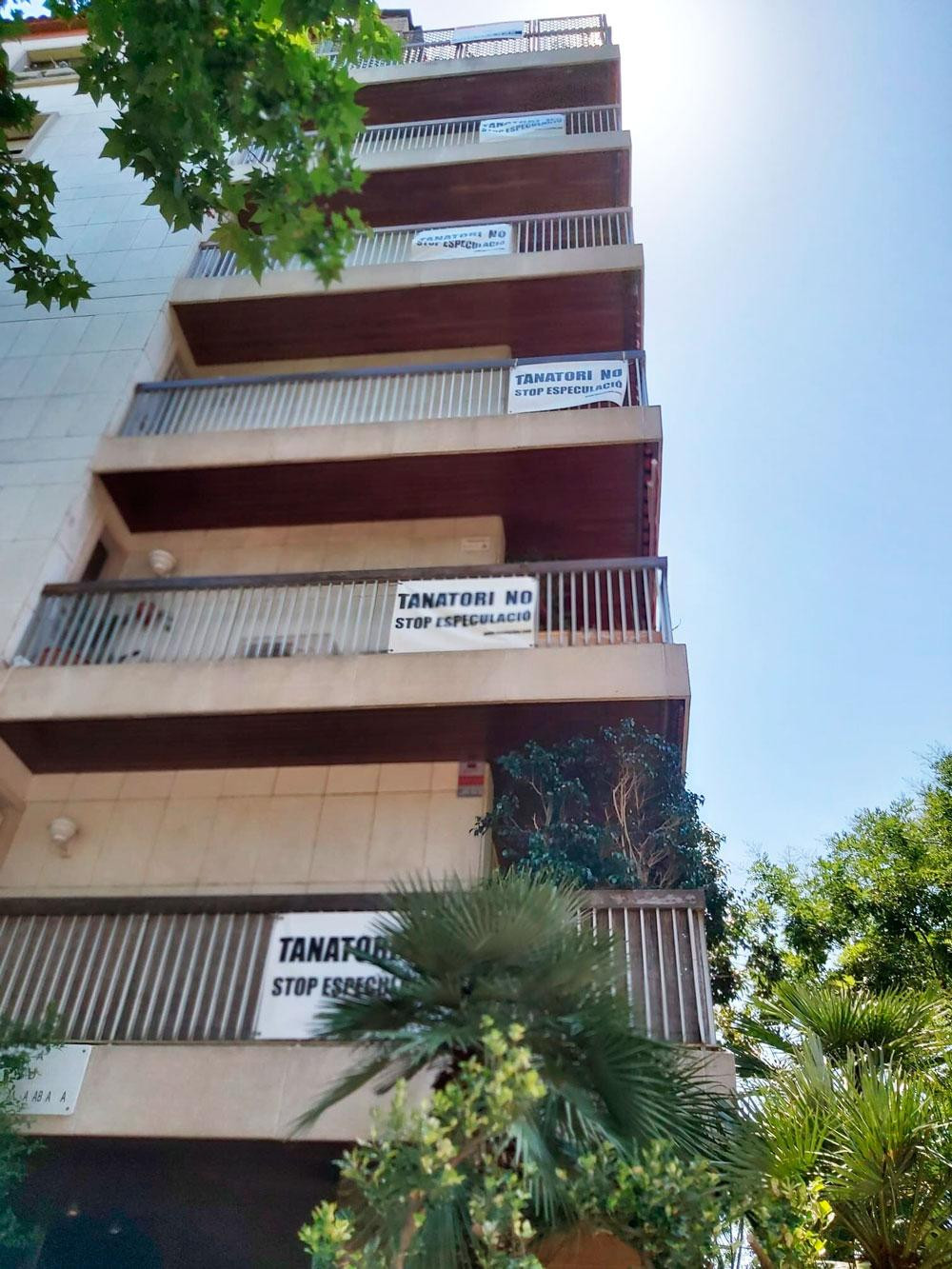 Pancartas contra el Tanatorio de Sant Gervasi en la zona alta de Barcelona / CG