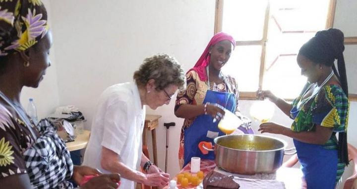 Georgina imparte un taller de mermeladas en Ziguinchor (Senegal) / DIANDÉ ÁFRICA