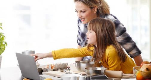 Madre e hija mirando recetas en la red