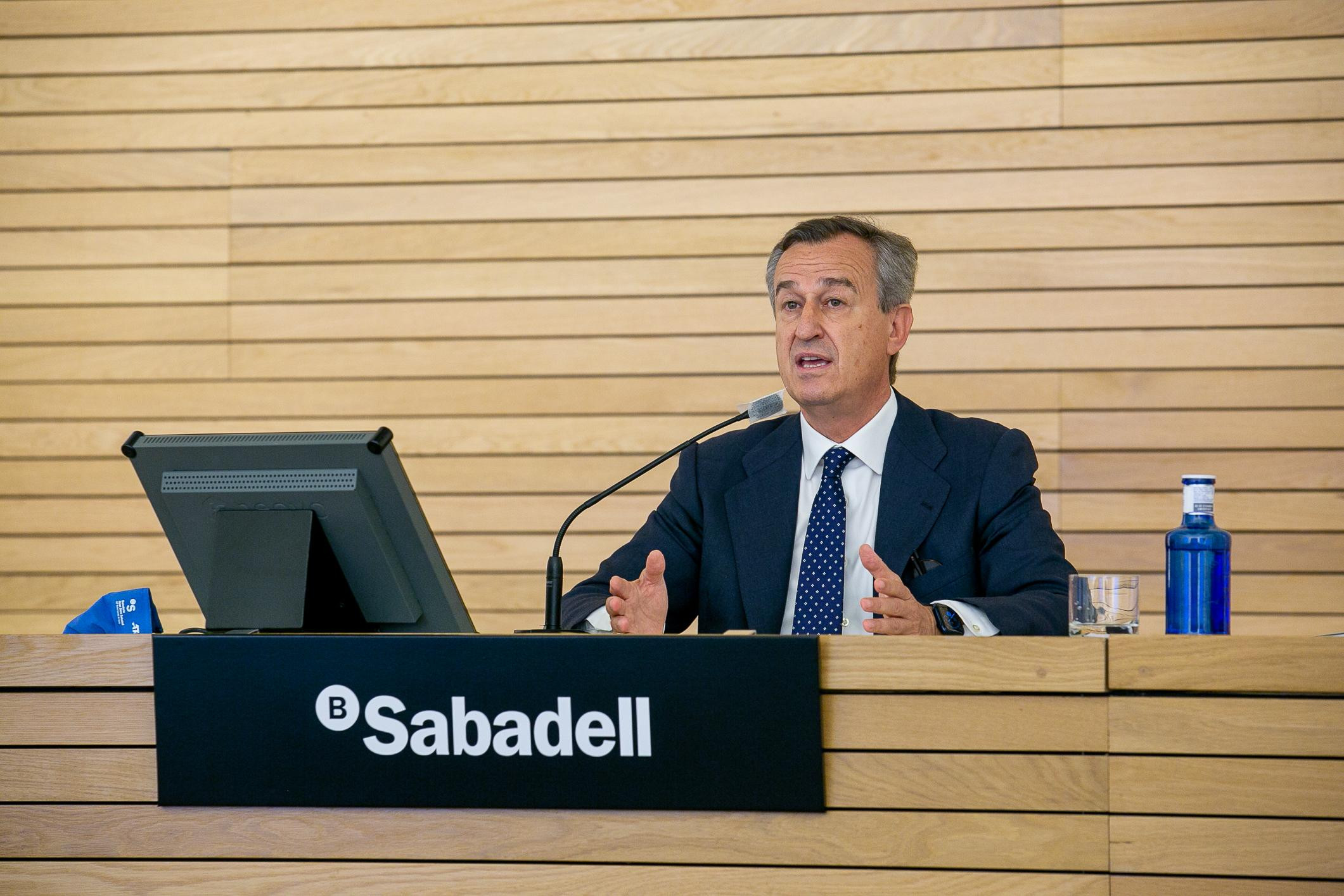 César González-Bueno, consejero delegado de Banco Sabadell, en una de sus comparecencias ante los medios / BANCO SABADELL