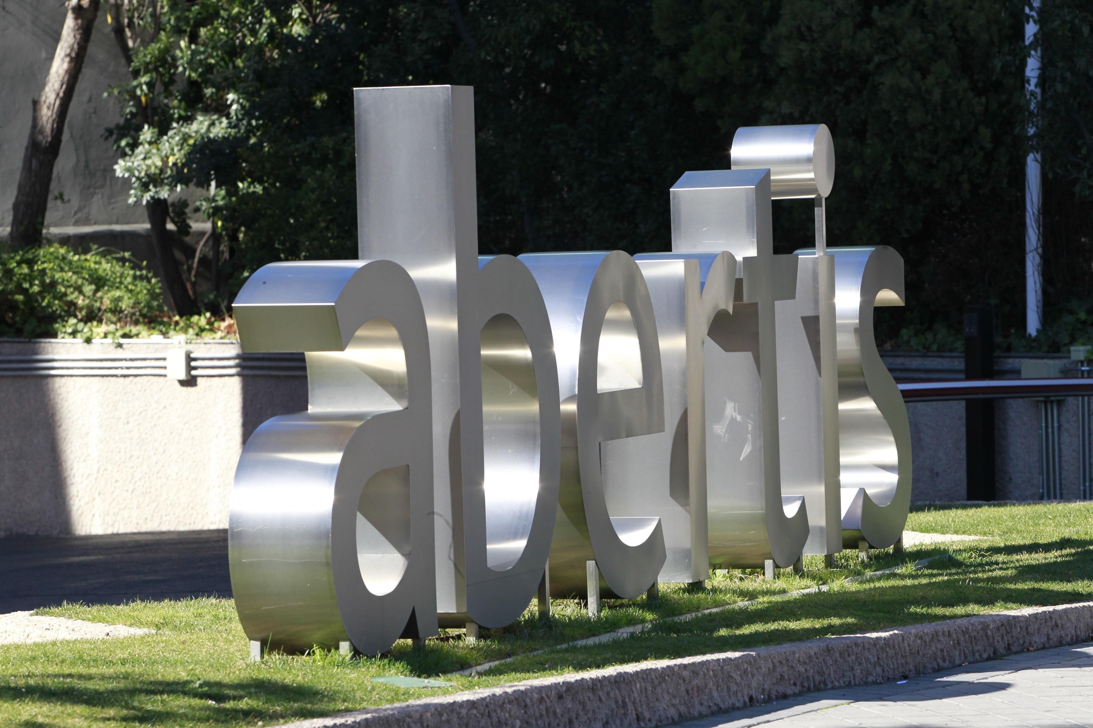 El nombre de Abertis a la entrada de la sede de la compañía en Madrid / EP