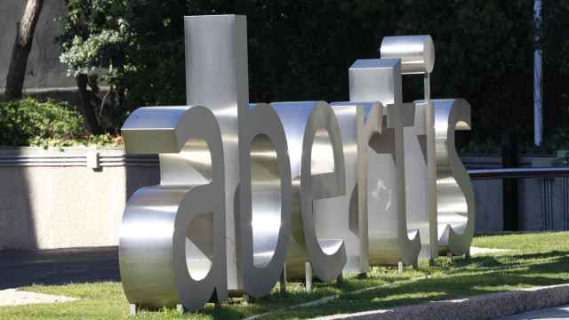 El nombre de Abertis a la entrada de la sede de la compañía en Madrid / EP