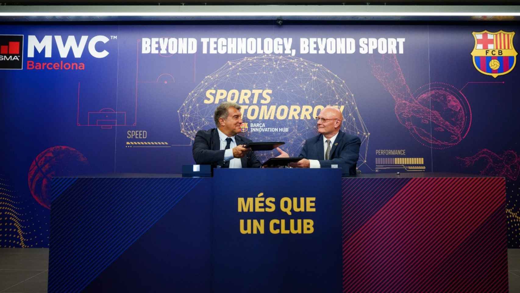 Joan Laporta (izq.) y John Hoffman (der.) firman un acuerdo sobre el Sports Tomorrow Congress de 2023 / CEDIDA
