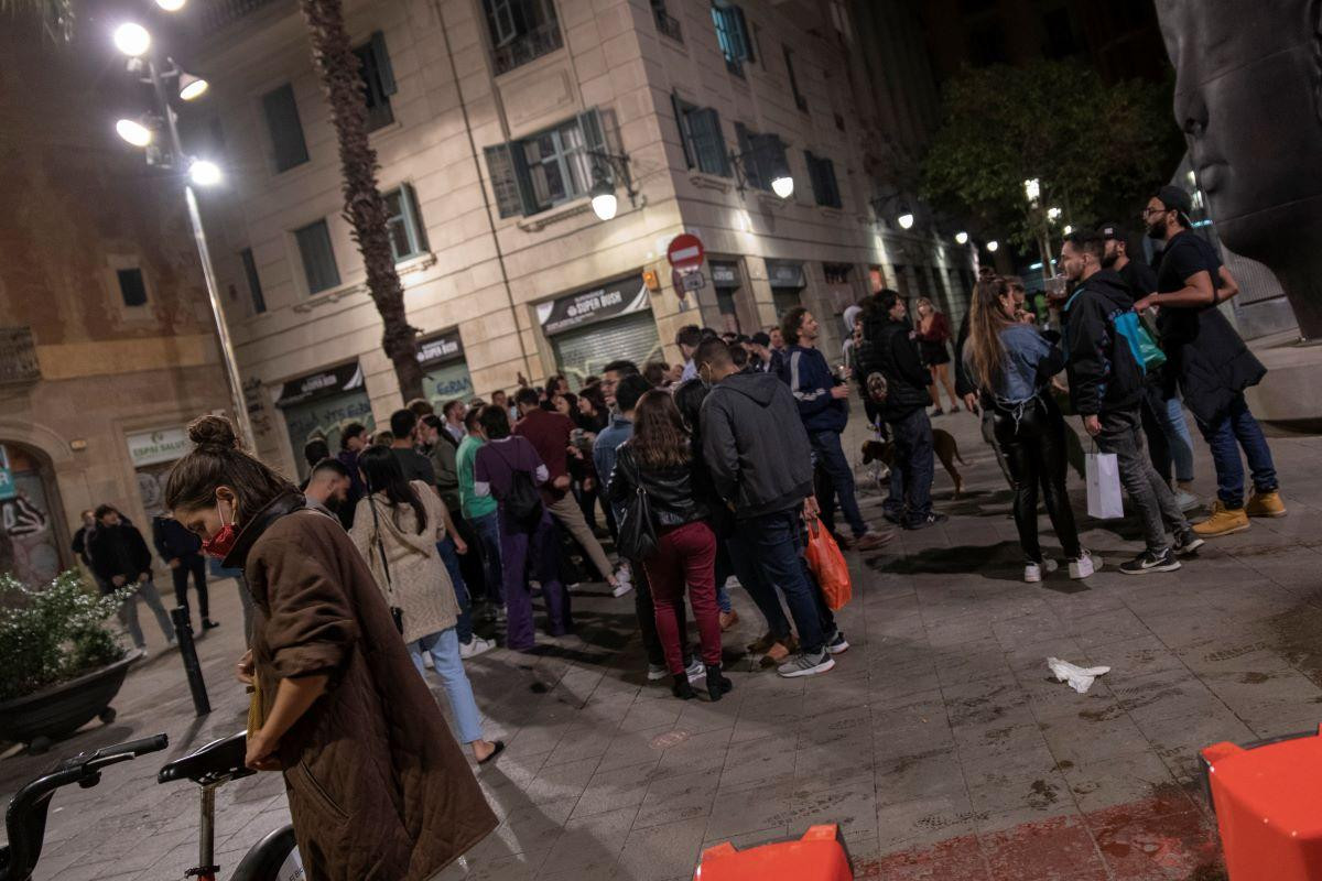 Aglomeración de jóvenes por la noche en una calle de Barcelona/ EP
