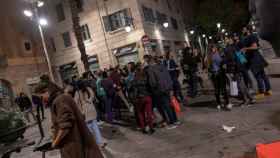 Aglomeración de jóvenes por la noche en una calle de Barcelona/ EP