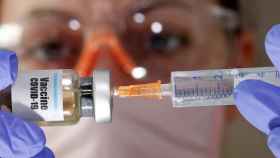 Una sanitaria obtiene una dosis de una vacuna frente a la Covid-19