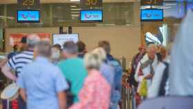 Aerolíneas. Personas mayores en un aeropuerto para hacer turismo / EUROPA PRESS