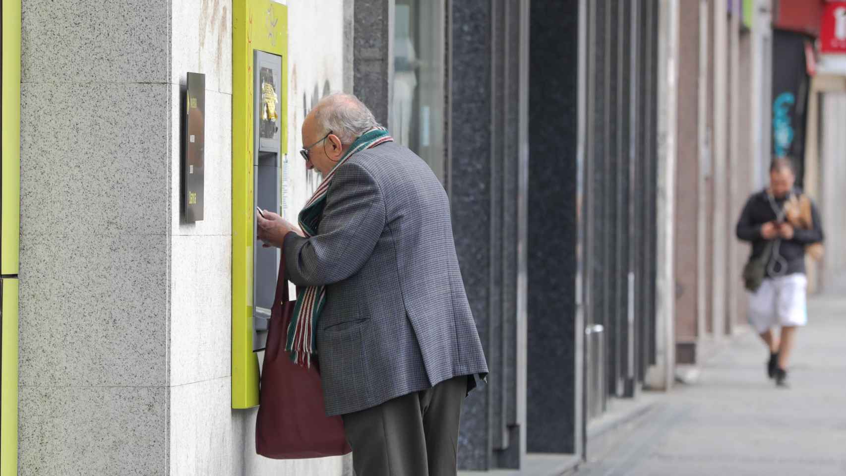 Un hombre saca dinero en efectivo en un cajero / EUROPA PRESS